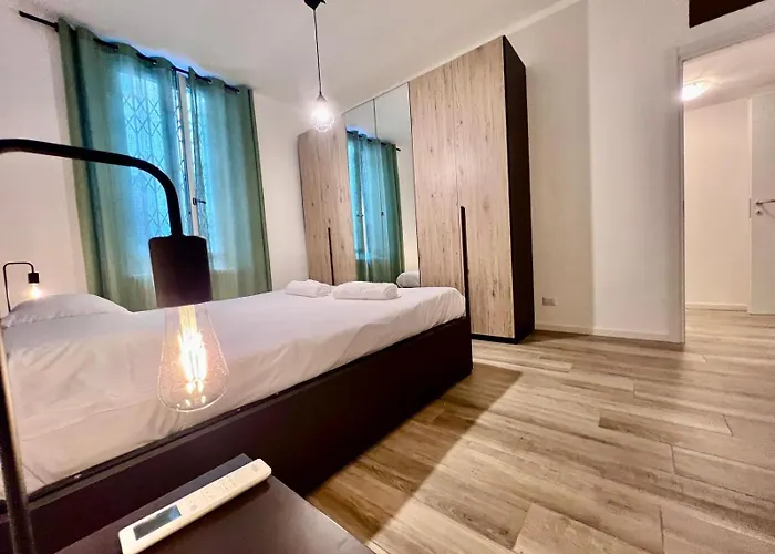 Kibilu - Via Valtellina - Quartiere Isola - Stazione Garibaldi - Monumentale - Vicinanze Brera * Милан