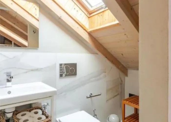 Tiny House On Water Surrounded By Greenery * Mediolan