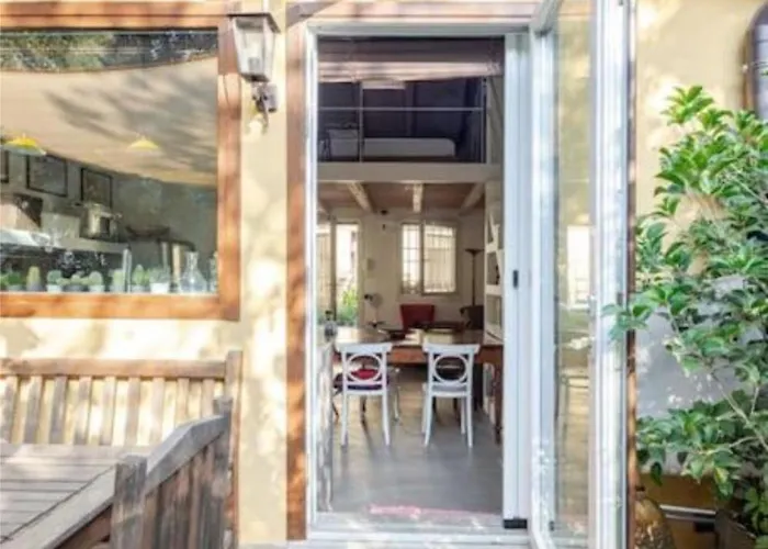 Tiny House On Water Surrounded By Greenery Apartament Mediolan