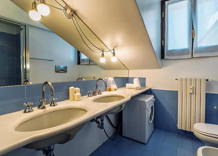 Elegant 2 Bedrooms Near Duomo * Milano
