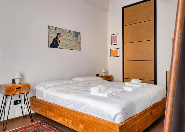 Daire Hostmate - - Magenta 52 - Cadorna