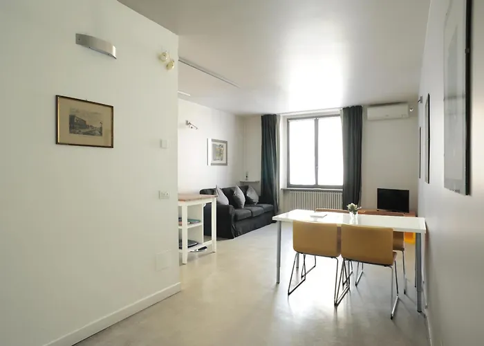 Sant Ambrogio Courtyard In Shared Flat *