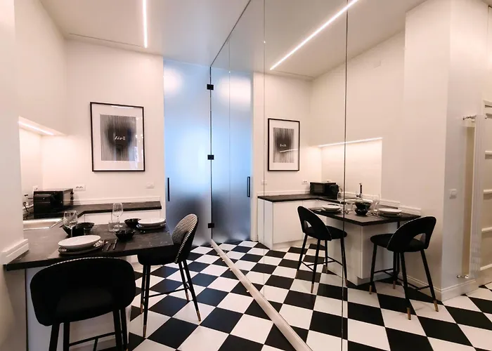 Black And White In Downtown With Ac, Wifi And Subway M1 M2 Airoport Connected, Station شقة *