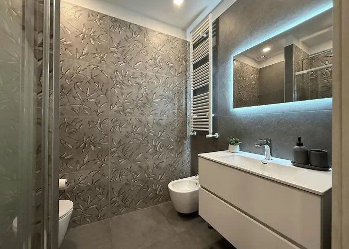 Wide & Bright 2 Bedroom Flat 50m From M4 Station ミラノ