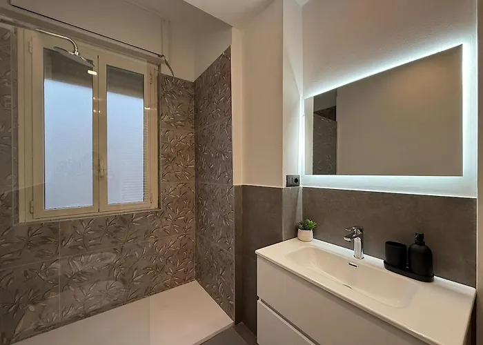 Wide & Bright 2 Bedroom Flat 50m From M4 Station ミラノ
