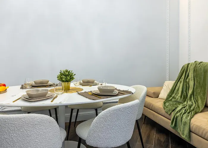 Station, Luxury & Modern With Comfort!