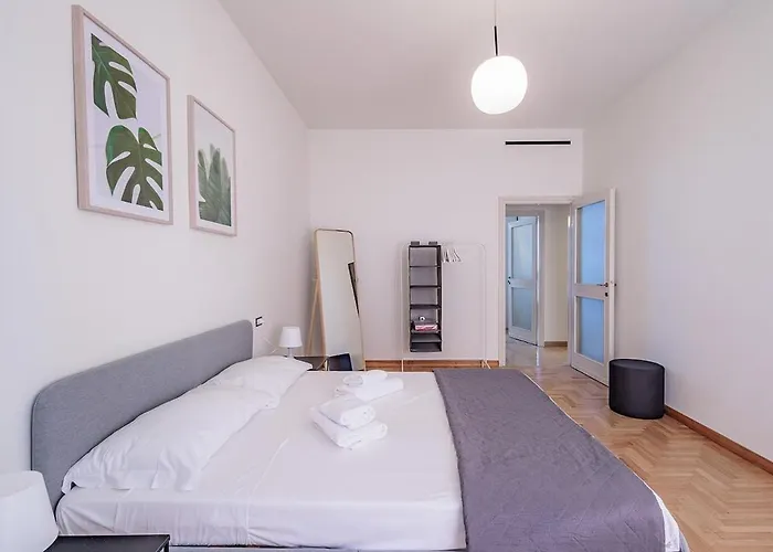 Station 3 Bedrooms & 2 Bathrooms - B Apartment *