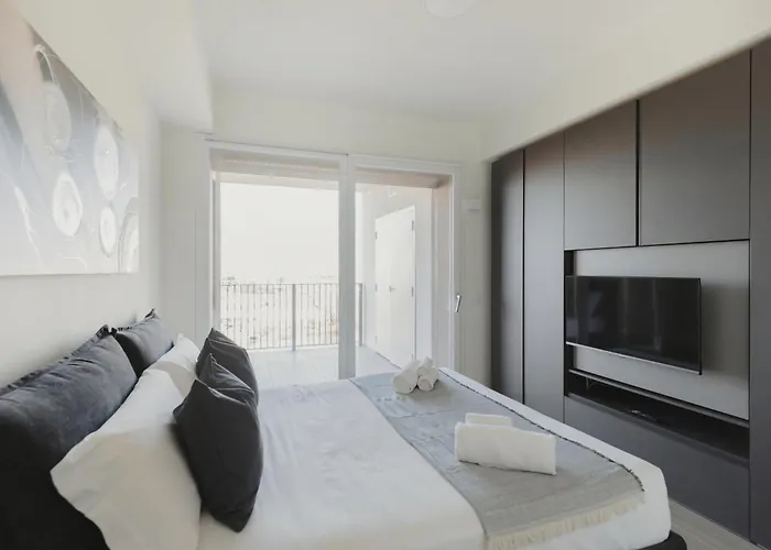 Gohost - Modern And Bright With Terrace And Balcony شقة ميلان