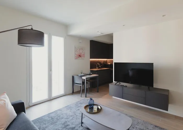 Gohost - Modern And Bright With Terrace And Balcony شقة ميلان