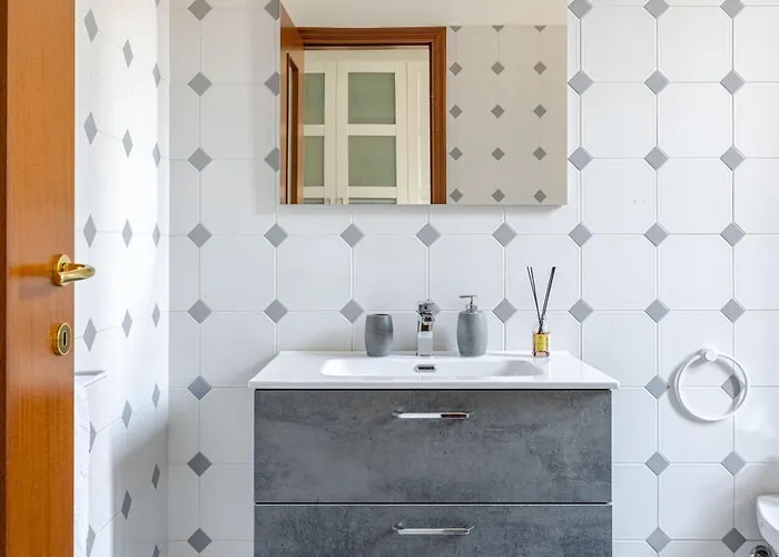 - Isola * Milán