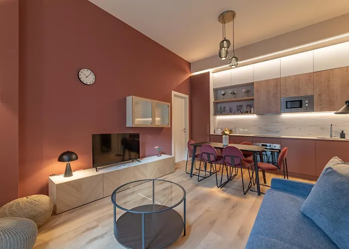 5' From Station, With 2 Bedrooms شقة ميلان