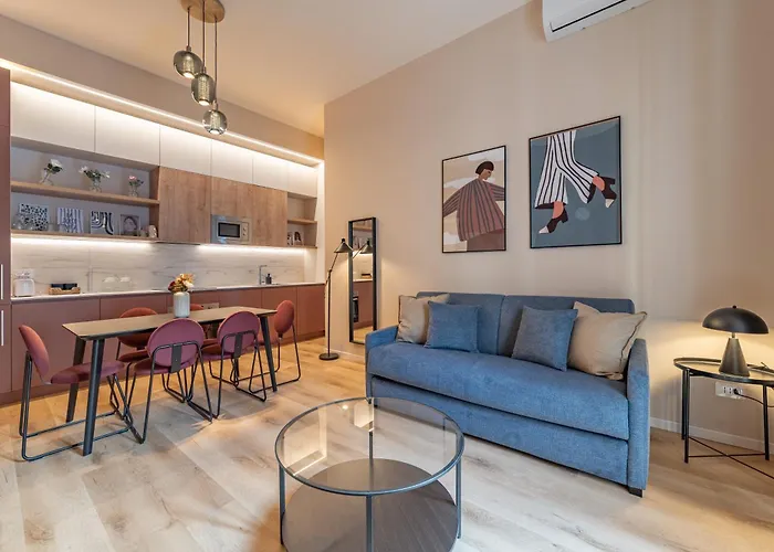 5' From Station, With 2 Bedrooms * ميلان