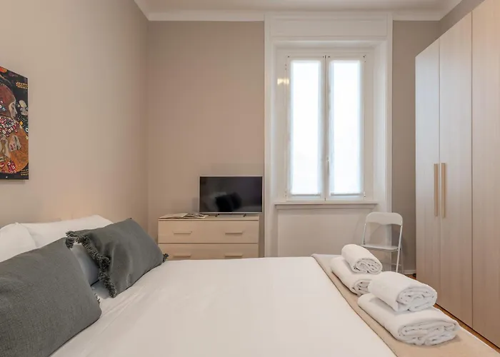 Modern For 4 In Historical Building - Duomo View * 밀라노