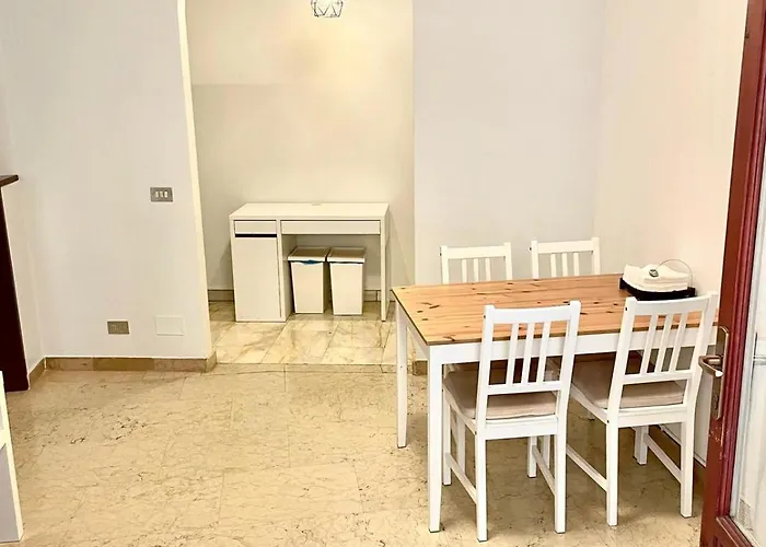 Downtown Chic - Quiet Retreat With Free Wifi & Air Conditioning Apartment *