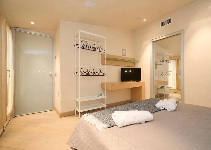 Luxury House - 2 Minutes Walk From Station Milánó