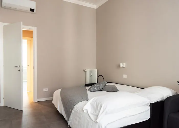 Apartment Youhosty - 3 Bedroom Citta Studi *