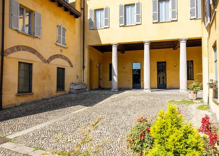 15th-century Apt, City-mxp Train Milan