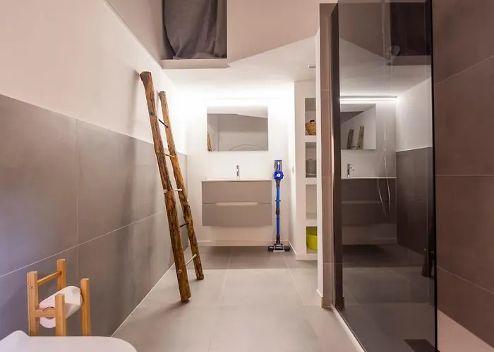 15th-century Apt, City-mxp Train Milan