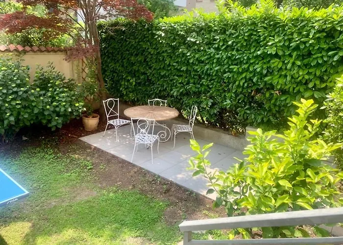 In Villa, Garden And Netflix * Milán