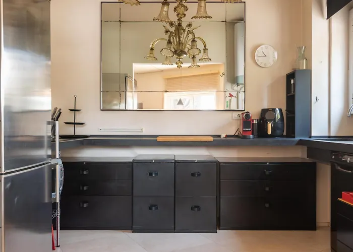 Spacious And Bright In The Center Apartment *