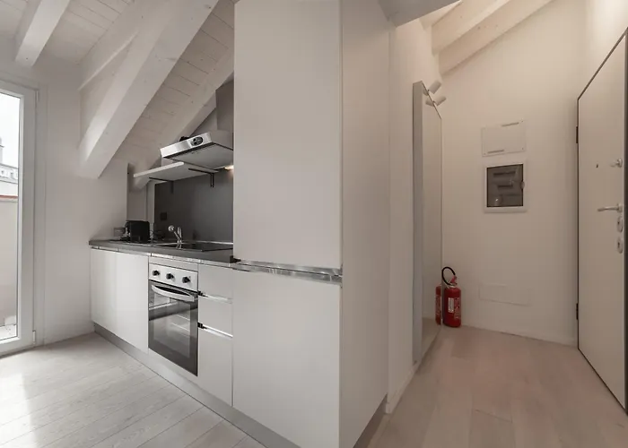 10 Min Walk From Prada, Bocconi And Metro Διαμέρισμα *