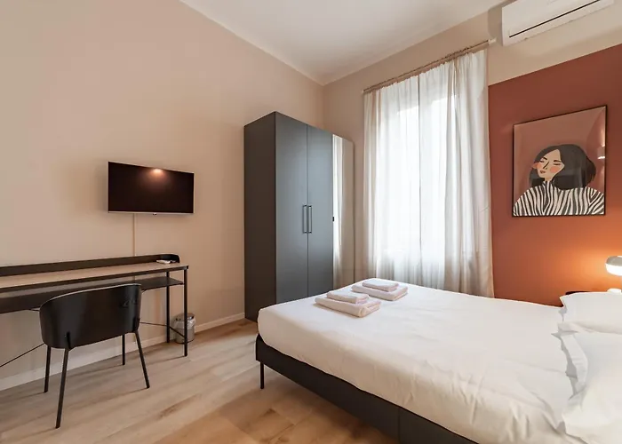 5' From Station, With 2 Bedrooms * ميلان