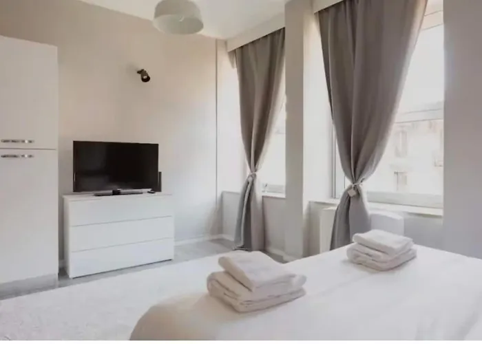 Station Spacious 2br Flat Апартаменты Милан