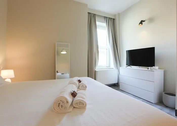 Station Spacious 2br Flat * Милан