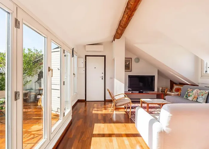 Station 10 Min Private Terrace Skyview 6 Pax Апартаменты *