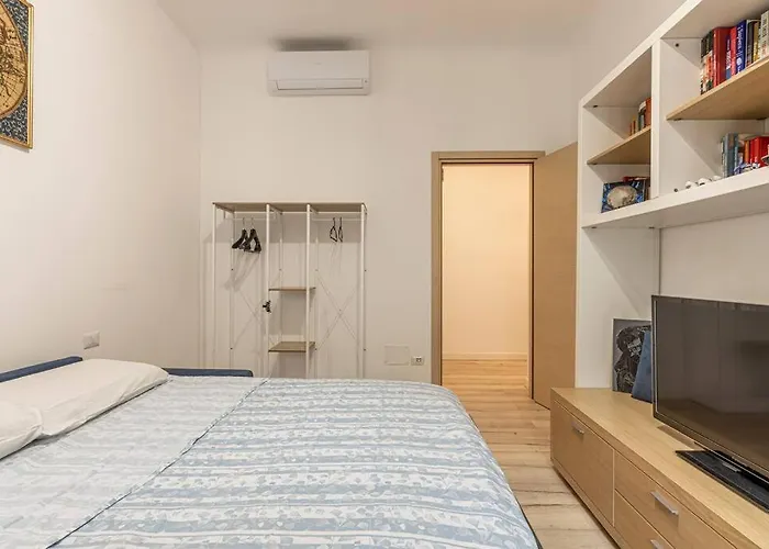 Three 2 Beds, 3rd Bed Available Lägenhet *