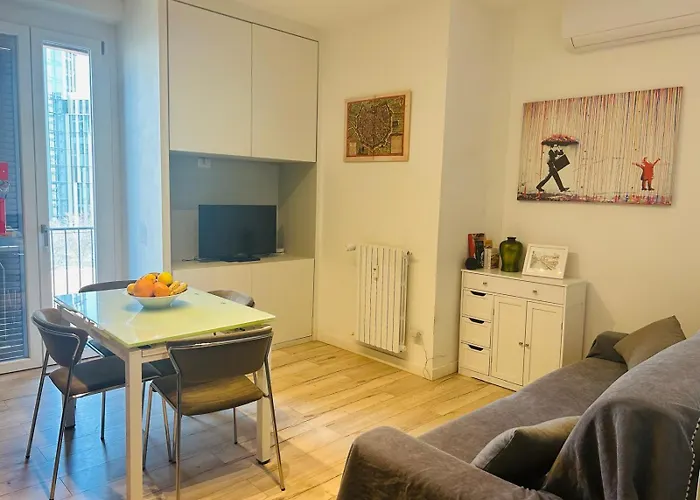 Three 2 Beds, 3rd Bed Available Lägenhet *