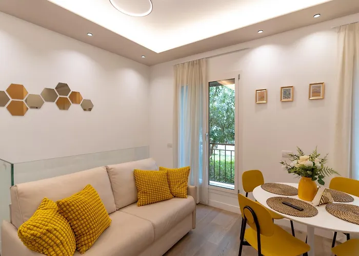 Teodorico Apartments - Quiet Garden View Apartment With Parking Mediolan