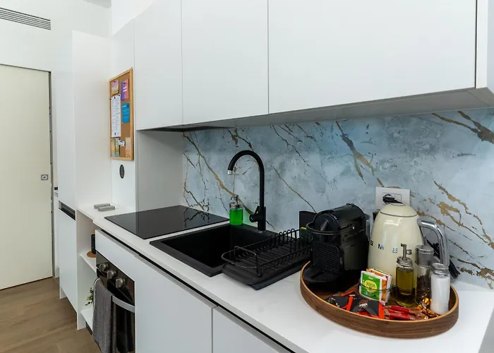 Teodorico Apartments - Quiet Garden View Apartment With Parking Apartament Mediolan