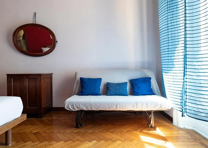 Sunshine-filled On Subway 公寓 *