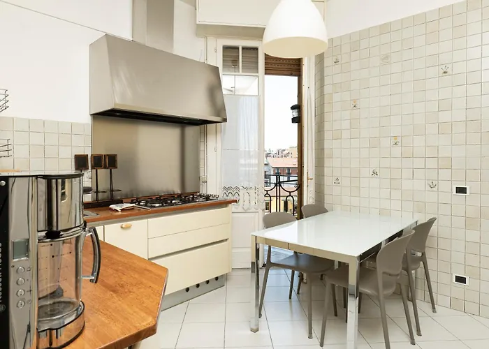 Sunshine-filled On Subway 公寓 *