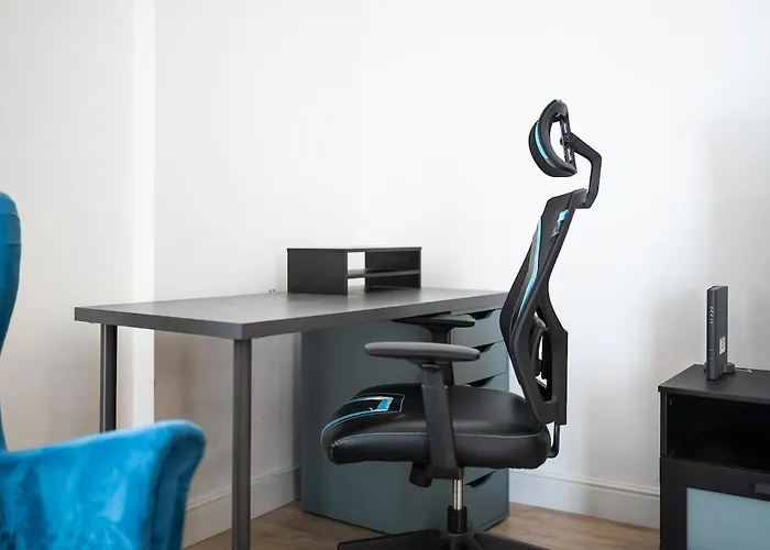 Large With Private Balcony And Workspace Milão