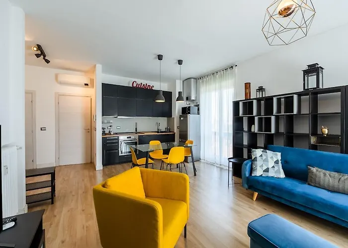 Large With Private Balcony And Workspace