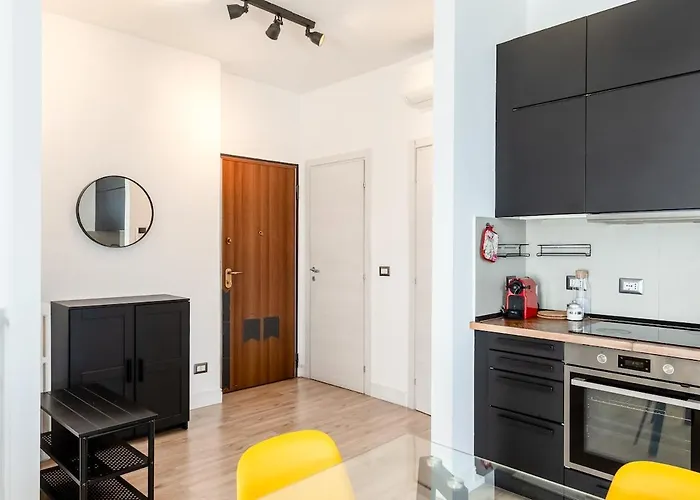 Large With Private Balcony And Workspace Milão