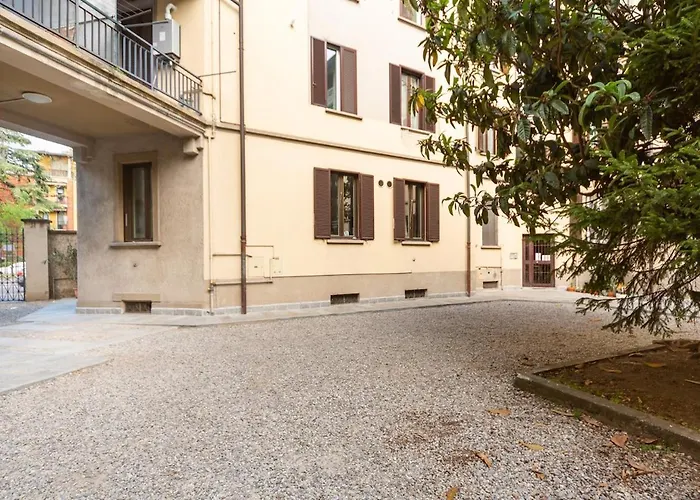 Youhosty - Sauro 5 * Milan