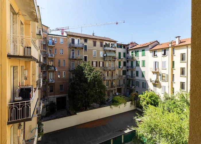 Colorful Porta Romana Apartment