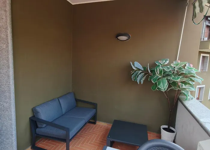 With Exclusive Terrace In Downtown With Ac,wifi,subway M1 M2 In Shopping Area *