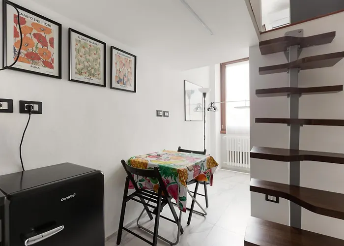 Guesthost - With Wifi & Ac- Calvairate Apartment *