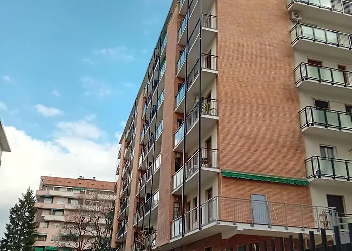 Guesthost - San Siro Modern With Balcony アパート ミラノ