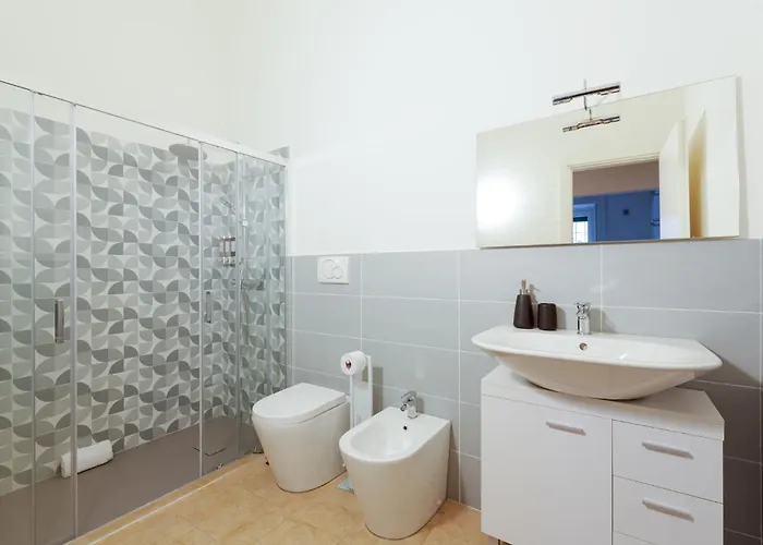 Guesthost - Modern And Cozy Near Amendola M1 Appartement