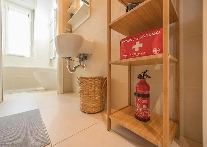 Bright & Cozy 2 Bedroom Flat 50m From M4 Stop アパート ミラノ
