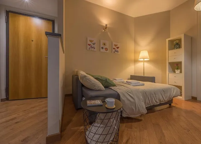 Bright & Cozy 2 Bedroom Flat 50m From M4 Stop * ミラノ