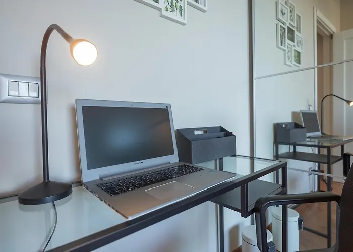 アパート Bright & Cozy 2 Bedroom Flat 50m From M4 Stop ミラノ