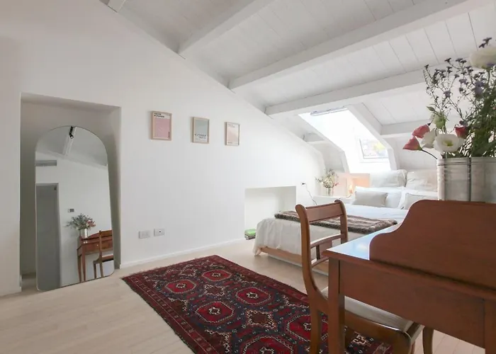 Newly Renovated Bright Penthouse アパート
