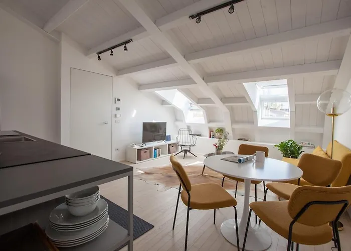 Newly Renovated Bright Penthouse ミラノ
