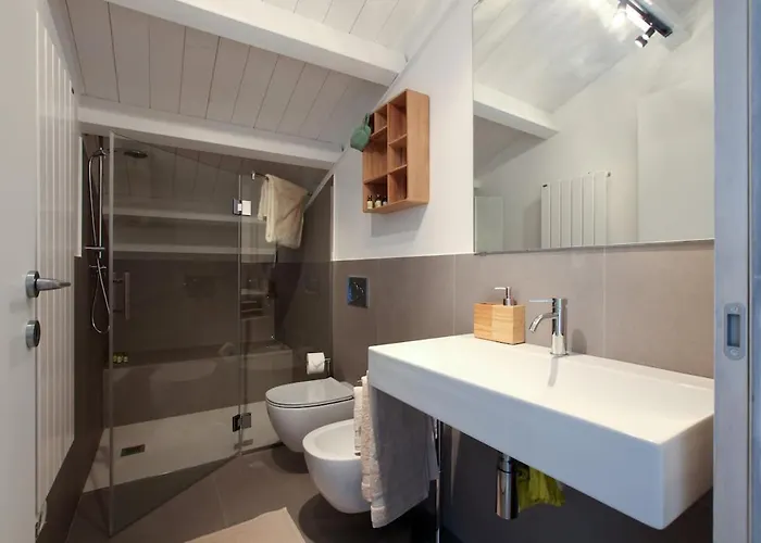 Newly Renovated Bright Penthouse アパート *